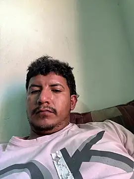 Snapshot of Alcantar01 chatting on 05-14-26, 04:37 Alcantar01 online show from 05-14-26, 04:37