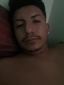 Snapshot of Alcantar01 chatting on 05-05-26, 01:03 Alcantar01 online show from 05-05-26, 01:03
