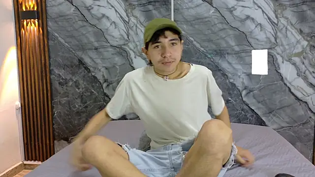 Snapshot of NoahWalker__ chatting on 05-09-26, 11:02 NoahWalker online show from 05-09-26, 11:02