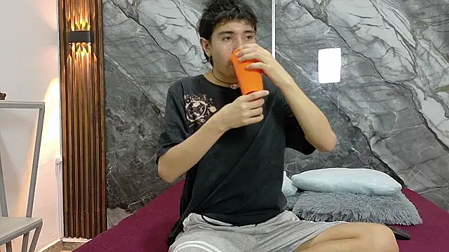 NoahWalker   online show from 07-27-26, 11:06