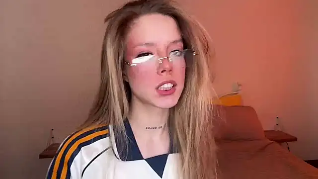 Snapshot of Catrinee chatting on 06-07-26, 04:56 Catrinee online show from 06-07-26, 04:56