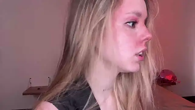 Snapshot of Catrinee chatting on 06-15-26, 05:12 Catrinee online show from 06-15-26, 05:12