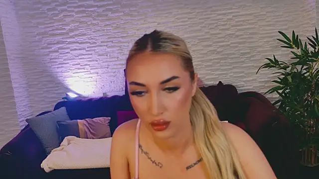 Snapshot of BlondieXStar chatting on 04-21-26, 08:04 BlondieXStar online show from 04-21-26, 08:04