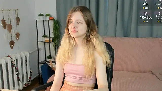 Snapshot of Glitch_Doll chatting on 06-18-26, 06:12 Glitch Doll online show from 06-18-26, 06:12