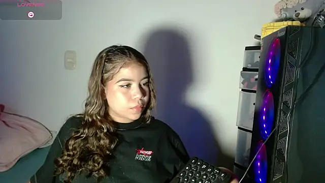 Snapshot of M1la_18 chatting on 05-07-26, 03:55 M1la 18 online show from 05-07-26, 03:55