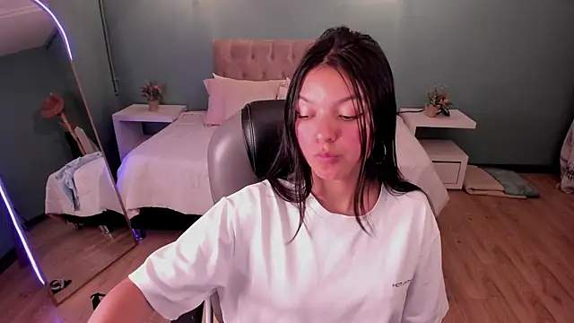 Snapshot of Camii_bunnie chatting on 04-28-26, 04:17 Camii bunnie online show from 04-28-26, 04:17