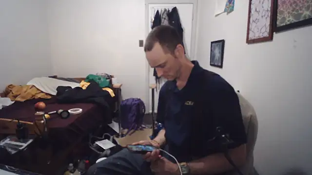 Snapshot of JohnnyMoves chatting on 06-15-26, 02:12 JohnnyMoves online show from 06-15-26, 02:12