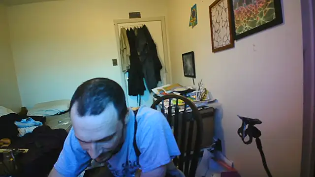 Snapshot of JohnnyMoves chatting on 07-04-26, 11:42 JohnnyMoves online show from 07-04-26, 11:42
