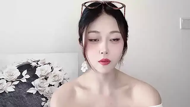 Snapshot of KiKi-011 chatting on 05-19-26, 07:04 KiKi-011 online show from 05-19-26, 07:04