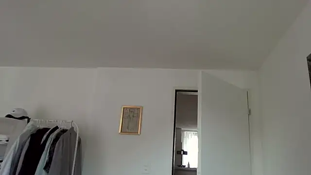 Snapshot of Thomster72 chatting on 06-08-26, 12:38 Thomster72 online show from 06-08-26, 12:38