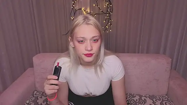Snapshot of KaraLiin chatting on 05-16-26, 04:39 KaraLiin online show from 05-16-26, 04:39