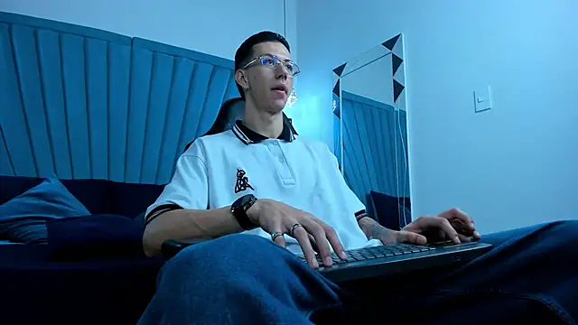 Snapshot of OliverThompsonJS chatting on 06-13-26, 03:37 OliverThompsonJS online show from 06-13-26, 03:37