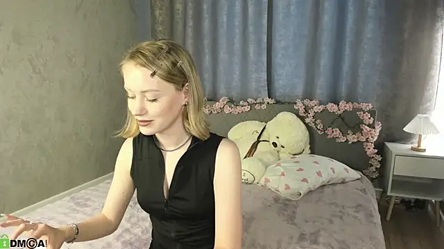 Snapshot of EvaHamilton chatting on 05-14-26, 09:28 EvaHamilton online show from 05-14-26, 09:28