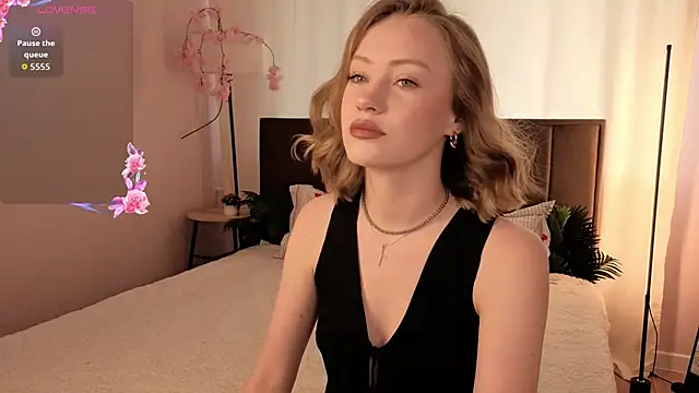 Snapshot of EvaHamilton chatting on 06-22-26, 12:27 EvaHamilton online show from 06-22-26, 12:27