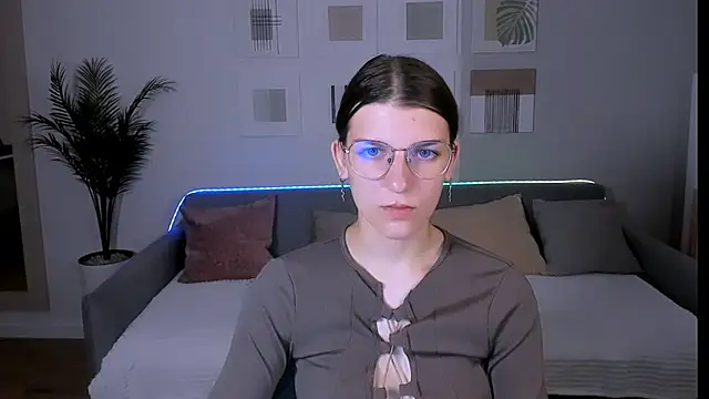 Snapshot of AnnaThorne chatting on 05-16-26, 04:33 AnnaThorne online show from 05-16-26, 04:33