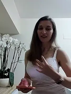 Snapshot of irresistibelle chatting on 05-08-26, 06:56 irresistibelle online show from 05-08-26, 06:56
