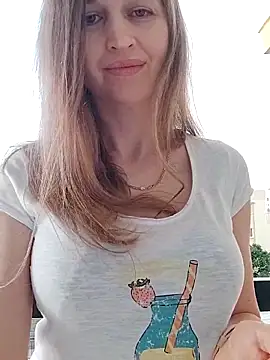 Snapshot of irresistibelle chatting on 05-14-26, 04:26 irresistibelle online show from 05-14-26, 04:26