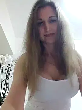 Snapshot of irresistibelle chatting on 04-28-26, 09:19 irresistibelle online show from 04-28-26, 09:19