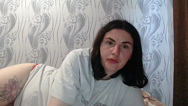 Snapshot of AlinaxJames chatting on 06-16-26, 02:17 AlinaxJames online show from 06-16-26, 02:17