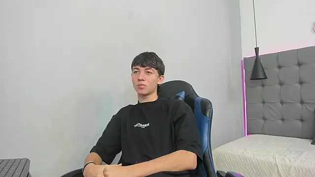 Snapshot of Marcello_Vega chatting on 05-12-26, 12:44 Marcello Vega online show from 05-12-26, 12:44