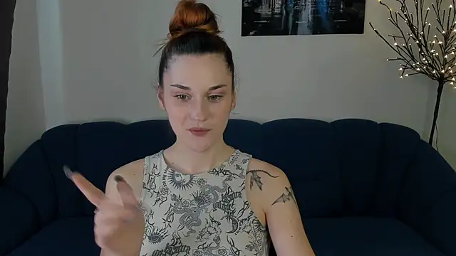 Snapshot of elani_lune chatting on 06-20-26, 09:25 elani lune online show from 06-20-26, 09:25