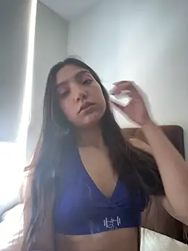 Snapshot of Soffy_20 chatting on 06-18-26, 04:56 Soffy 20 online show from 06-18-26, 04:56
