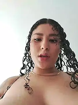 Snapshot of LeahAngell chatting on 05-21-26, 01:08 LeahAngell online show from 05-21-26, 01:08