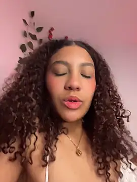 Snapshot of Daphnne_Curly chatting on 04-23-26, 03:13 Daphnne Curly online show from 04-23-26, 03:13