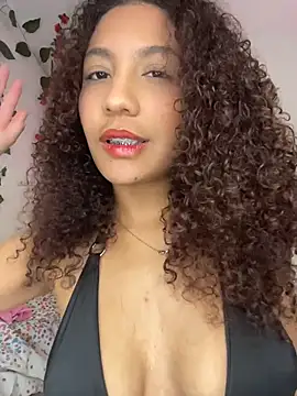 Snapshot of Daphnne_Curly chatting on 06-19-26, 01:33 Daphnne Curly online show from 06-19-26, 01:33