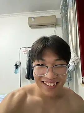 Snapshot of Ycen_ chatting on 05-13-26, 03:19 Ycen online show from 05-13-26, 03:19