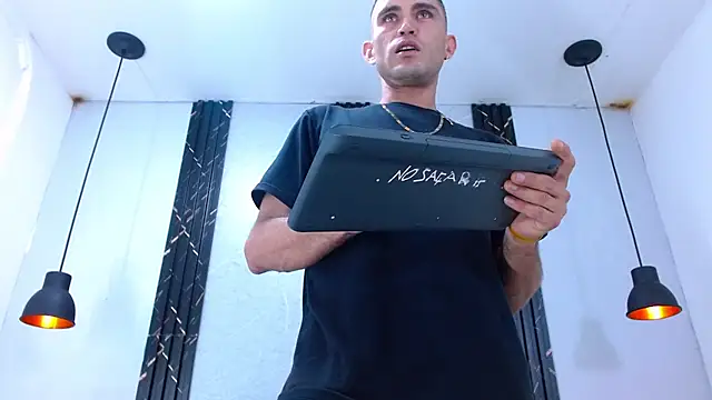 Snapshot of Andres_Colins1 chatting on 05-29-26, 05:30 Andres Colins1 online show from 05-29-26, 05:30