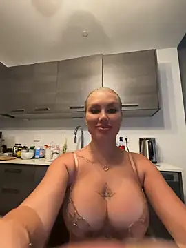Snapshot of Karen_Luxe chatting on 05-30-26, 11:32 Karen Luxe online show from 05-30-26, 11:32
