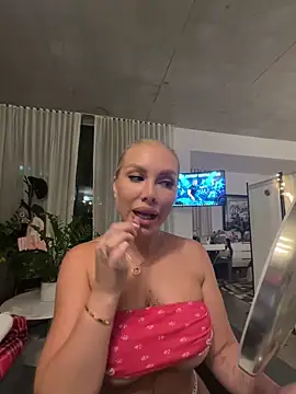 Snapshot of Karen_Luxe chatting on 06-20-26, 01:21 Karen Luxe online show from 06-20-26, 01:21