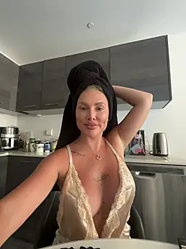 Karen Luxe online show from 05-25-26, 05:44