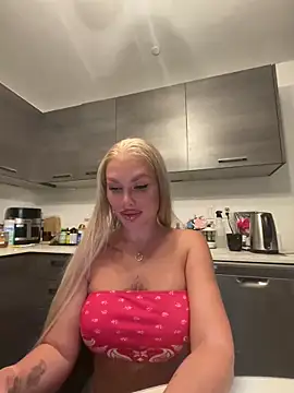 Snapshot of Karen_Luxe chatting on 06-16-26, 01:49 Karen Luxe online show from 06-16-26, 01:49