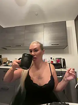 Snapshot of Karen_Luxe chatting on 06-02-26, 01:05 Karen Luxe online show from 06-02-26, 01:05