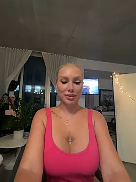 Snapshot of Karen_Luxe chatting on 06-27-26, 12:38 Karen Luxe online show from 06-27-26, 12:38