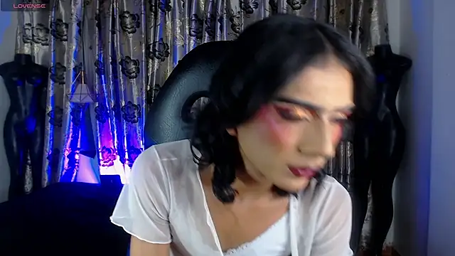 Hecate doll online show from 07-12-26, 11:05