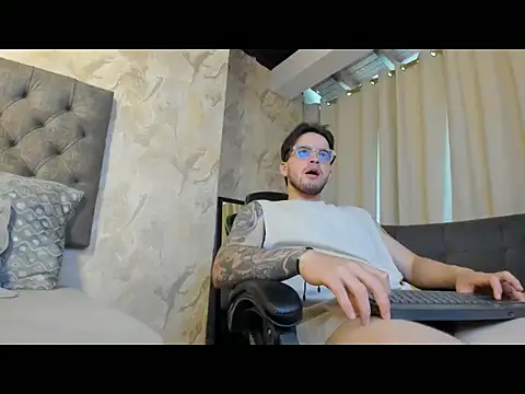 Snapshot of RONNY_COLTON chatting on 05-31-26, 02:23 RONNY COLTON online show from 05-31-26, 02:23