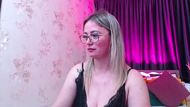 Snapshot of KriisKiss chatting on 04-25-26, 03:09 KriisKiss online show from 04-25-26, 03:09