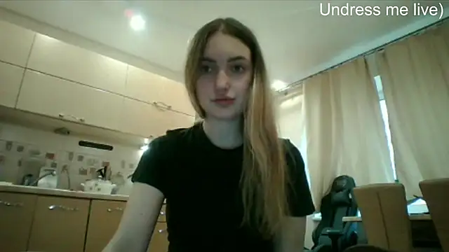 Snapshot of Lisanta chatting on 05-19-26, 04:14 Lisanta online show from 05-19-26, 04:14