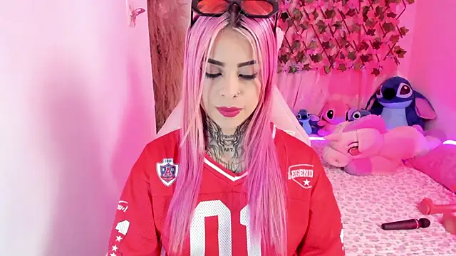 Snapshot of Megan_Robertss chatting on 07-19-26, 04:10 Megan Robertss online show from 07-19-26, 04:10