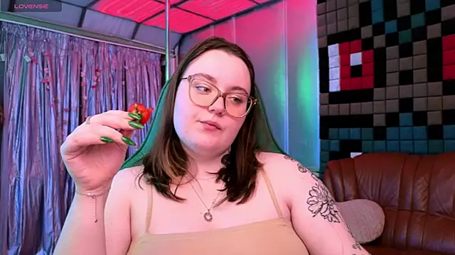 Snapshot of CatherineClaire chatting on 05-19-26, 04:36 CatherineClaire online show from 05-19-26, 04:36