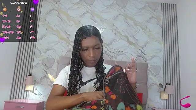 Snapshot of Mia_Hiills chatting on 06-12-26, 12:36 Mia Hiills online show from 06-12-26, 12:36