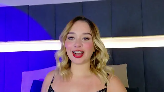 Snapshot of Sofia_pamela_ chatting on 05-19-26, 08:16 Sofia pamela online show from 05-19-26, 08:16