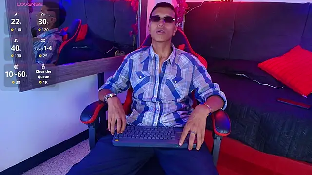 Snapshot of Alan_Colthon chatting on 05-20-26, 03:47 Alan Colthon online show from 05-20-26, 03:47