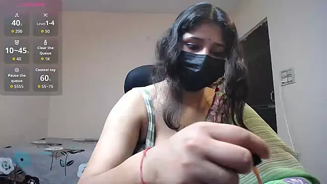 Snapshot of -Queenie chatting on 05-17-26, 08:31 -Queenie online show from 05-17-26, 08:31
