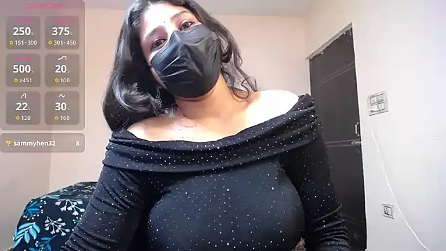 Snapshot of -Queenie chatting on 05-18-26, 07:40 -Queenie online show from 05-18-26, 07:40