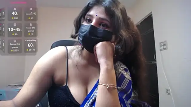 Snapshot of -Queenie chatting on 05-16-26, 07:24 -Queenie online show from 05-16-26, 07:24