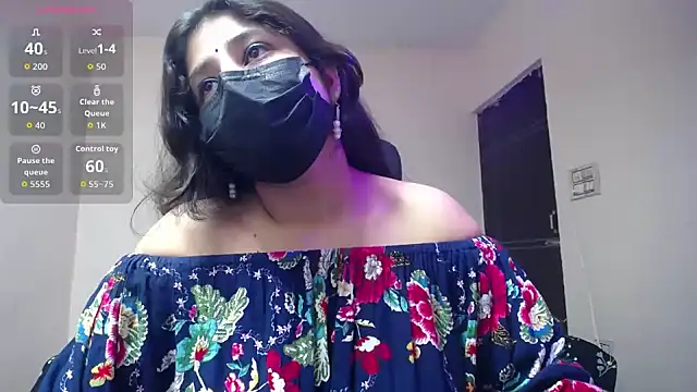Snapshot of -Queenie chatting on 05-29-26, 06:47 -Queenie online show from 05-29-26, 06:47